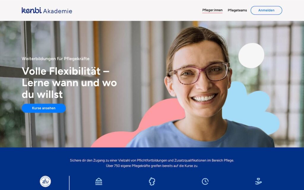 Screenshot von Kenbi Akademie Seite. Das Banner der Website wirbt für flexibles Lernen für Betreuer mit dem Text: „Volle Flexibilität – Lerne wann und wo du willst“.