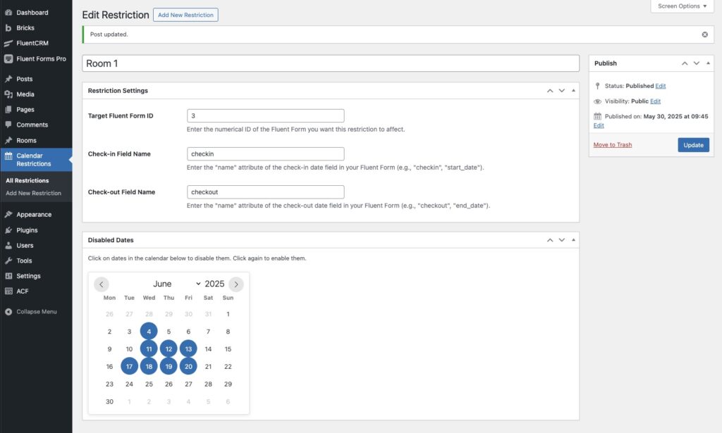 Screenshot einer WordPress-Administrationsseite, die die Einrichtung von Zimmerbeschränkungen zeigt, einschließlich Formularfeldern, Check-in-/Check-out-Daten und einem Kalender für Juni 2025 mit mehreren deaktivierten Daten.