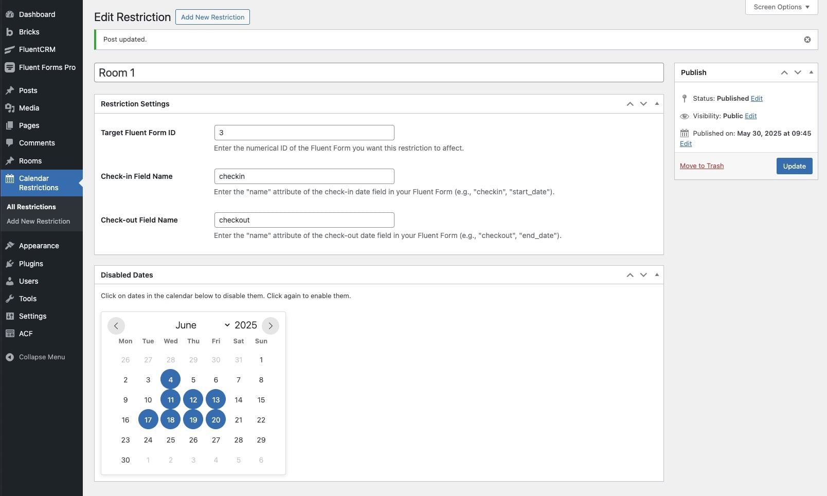 Screenshot einer WordPress-Administrationsseite, die die Einrichtung von Zimmerbeschränkungen zeigt, einschließlich Formularfeldern, Check-in-/Check-out-Daten und einem Kalender für Juni 2025 mit mehreren deaktivierten Daten.
